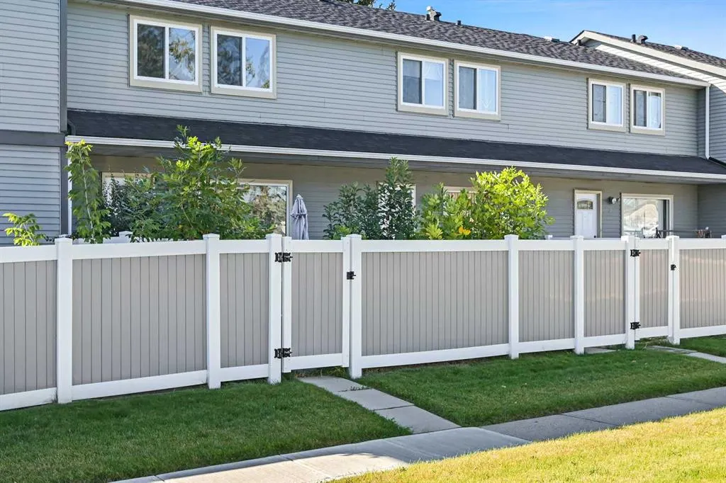 220 Erin Mount Crescent SE, #4