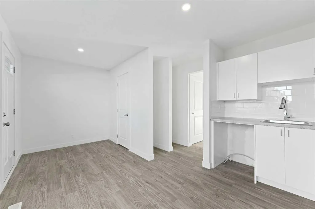 220 Erin Mount Crescent SE, #4