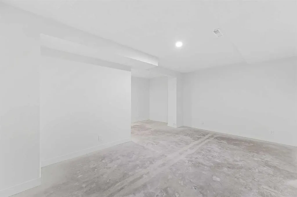 220 Erin Mount Crescent SE, #4
