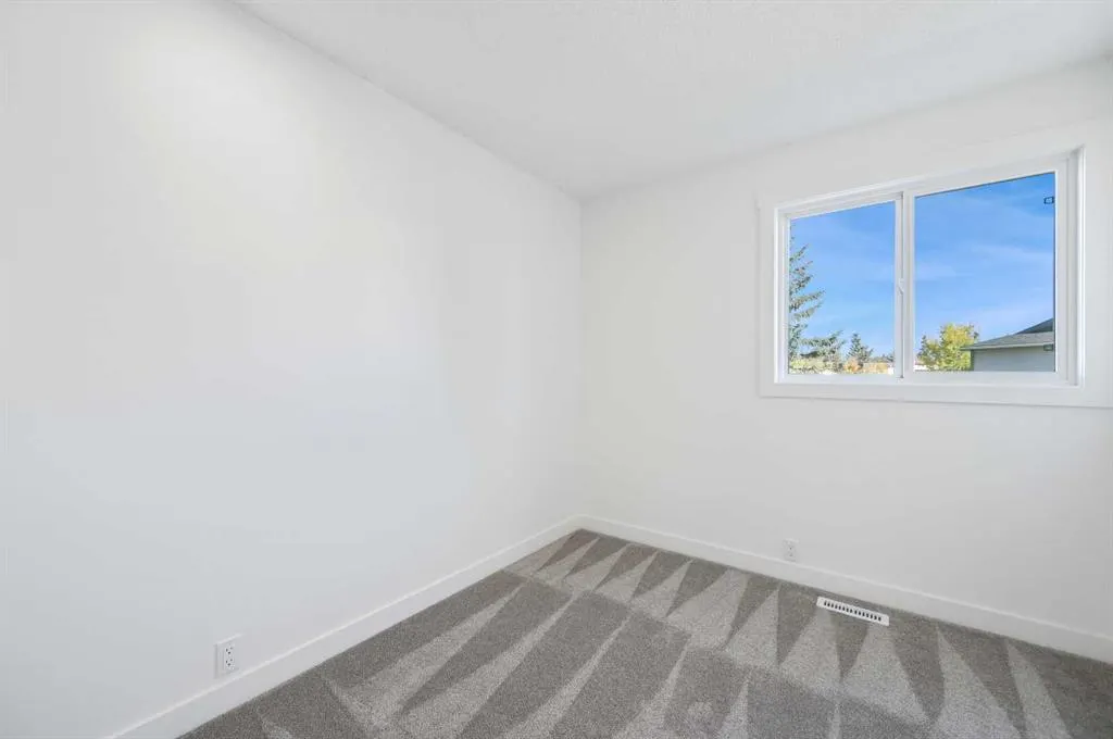220 Erin Mount Crescent SE, #4