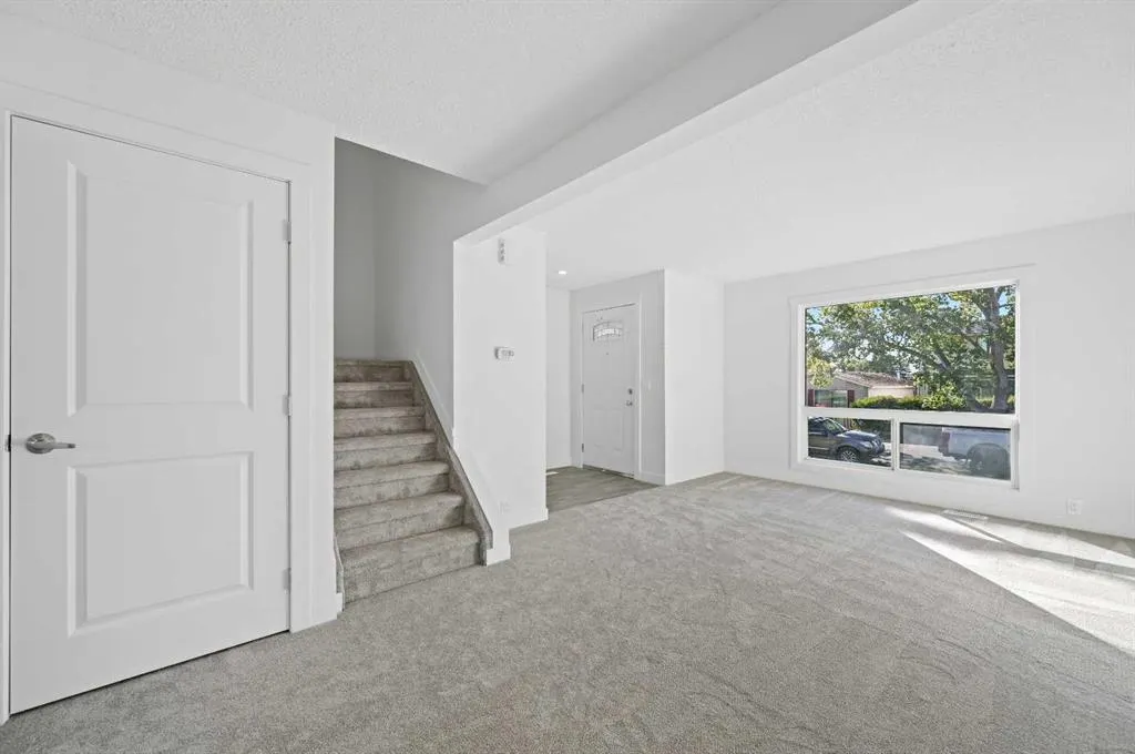 220 Erin Mount Crescent SE, #4