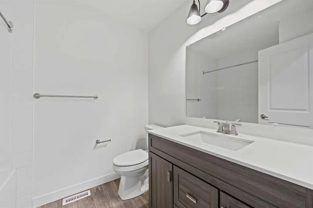 220 Erin Mount Crescent SE, #4