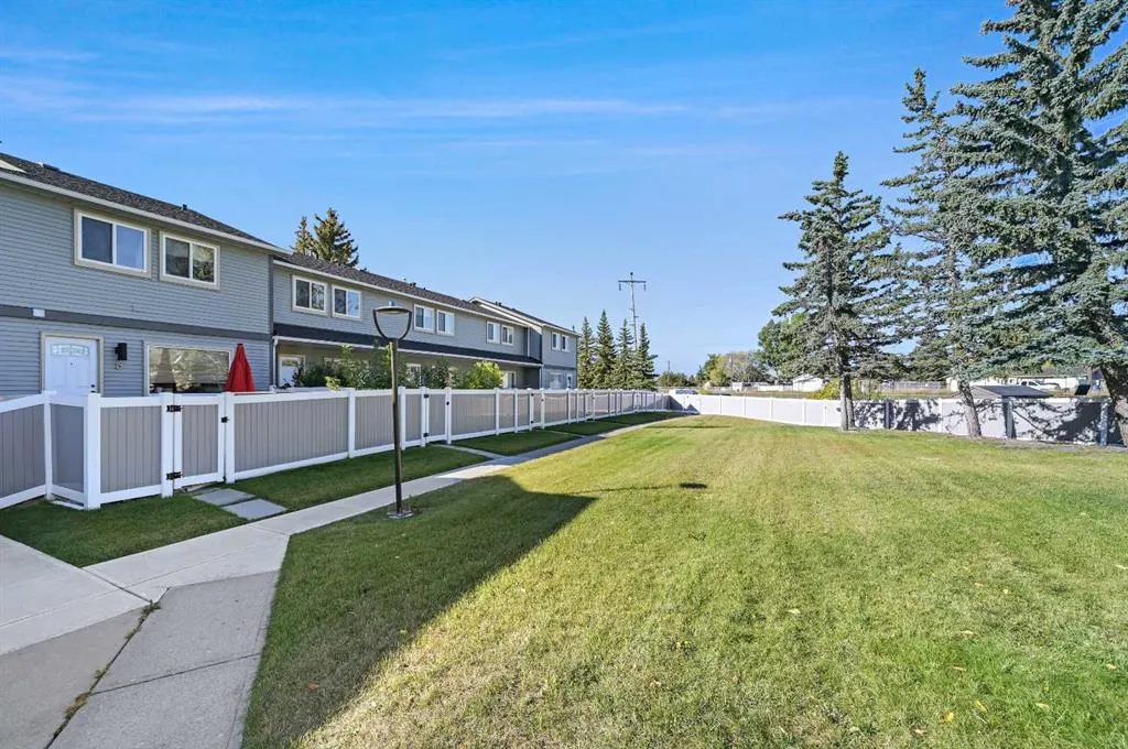 220 Erin Mount Crescent SE, #4