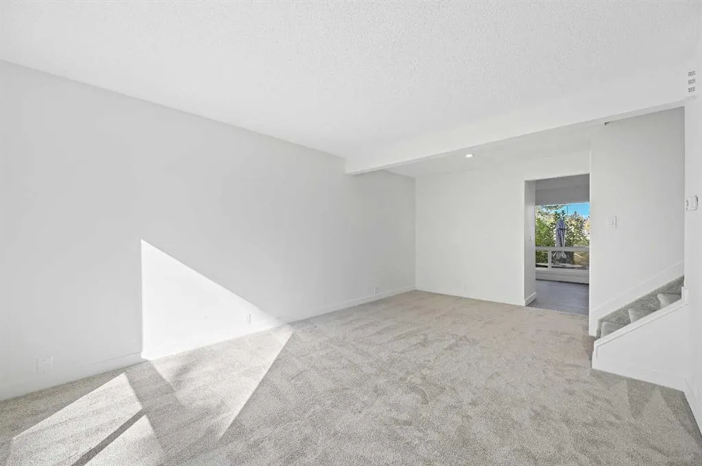 220 Erin Mount Crescent SE, #4