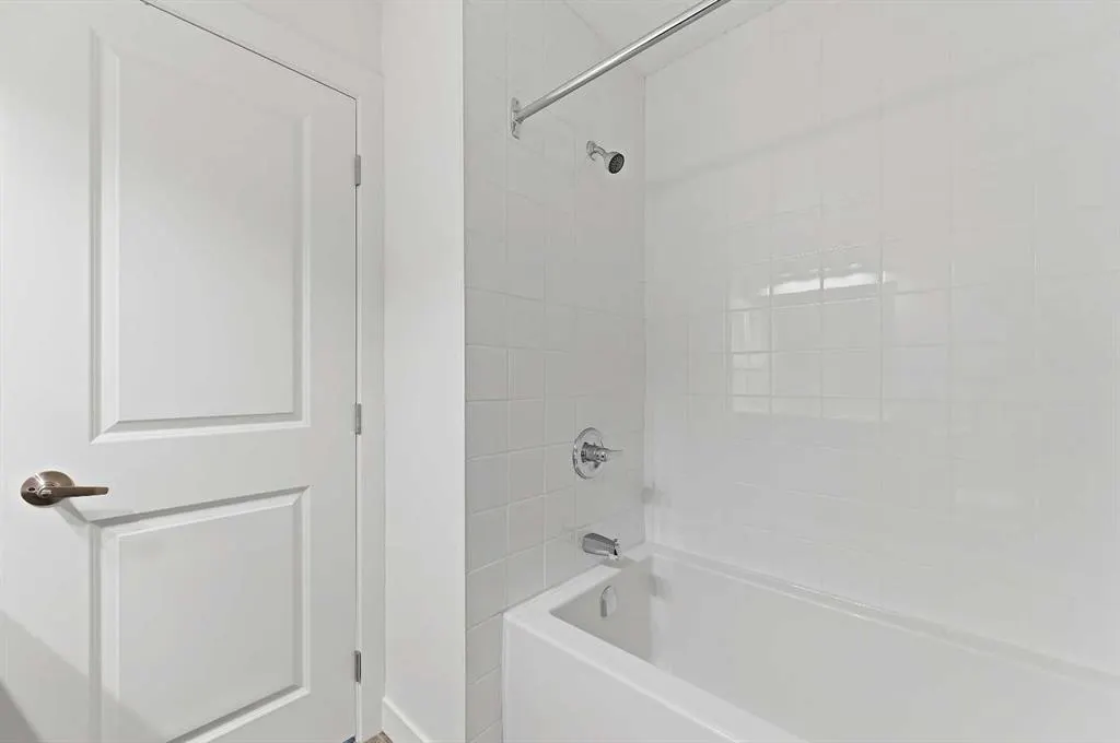 220 Erin Mount Crescent SE, #4