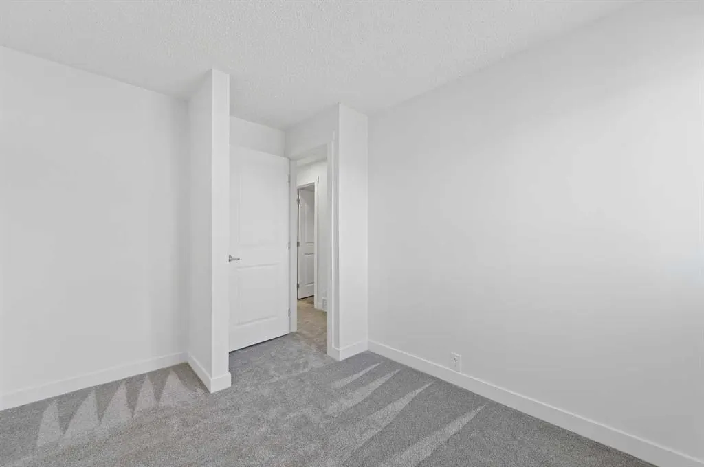 220 Erin Mount Crescent SE, #4