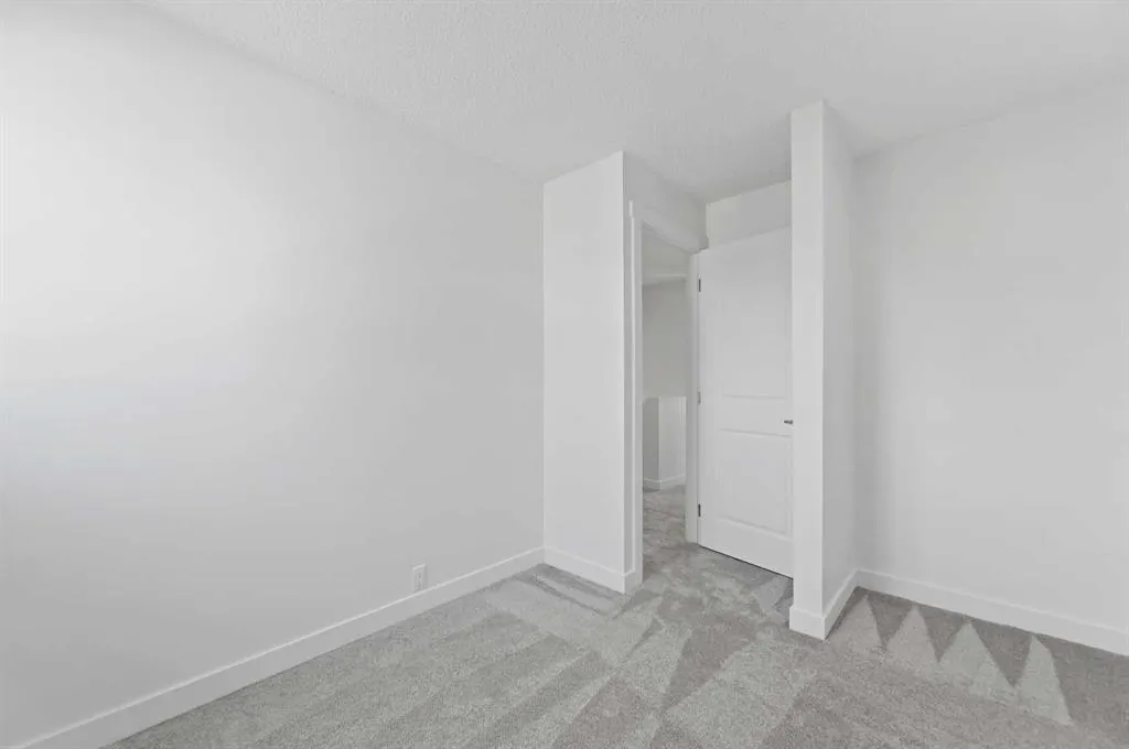 220 Erin Mount Crescent SE, #4
