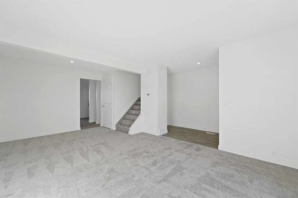 220 Erin Mount Crescent SE, #4