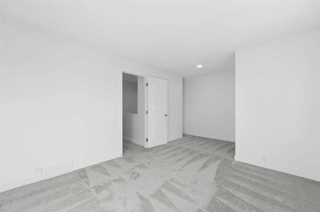 220 Erin Mount Crescent SE, #4