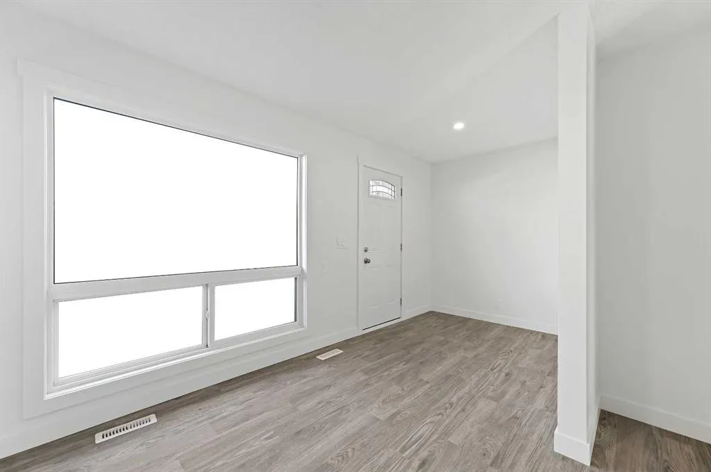220 Erin Mount Crescent SE, #4