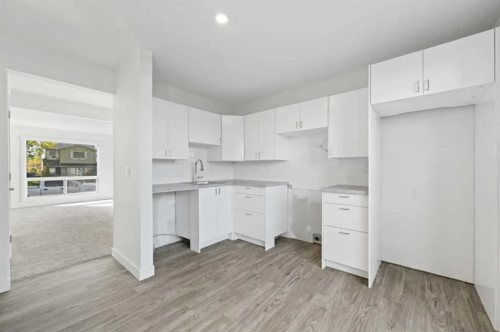 220 Erin Mount Crescent SE, #4
