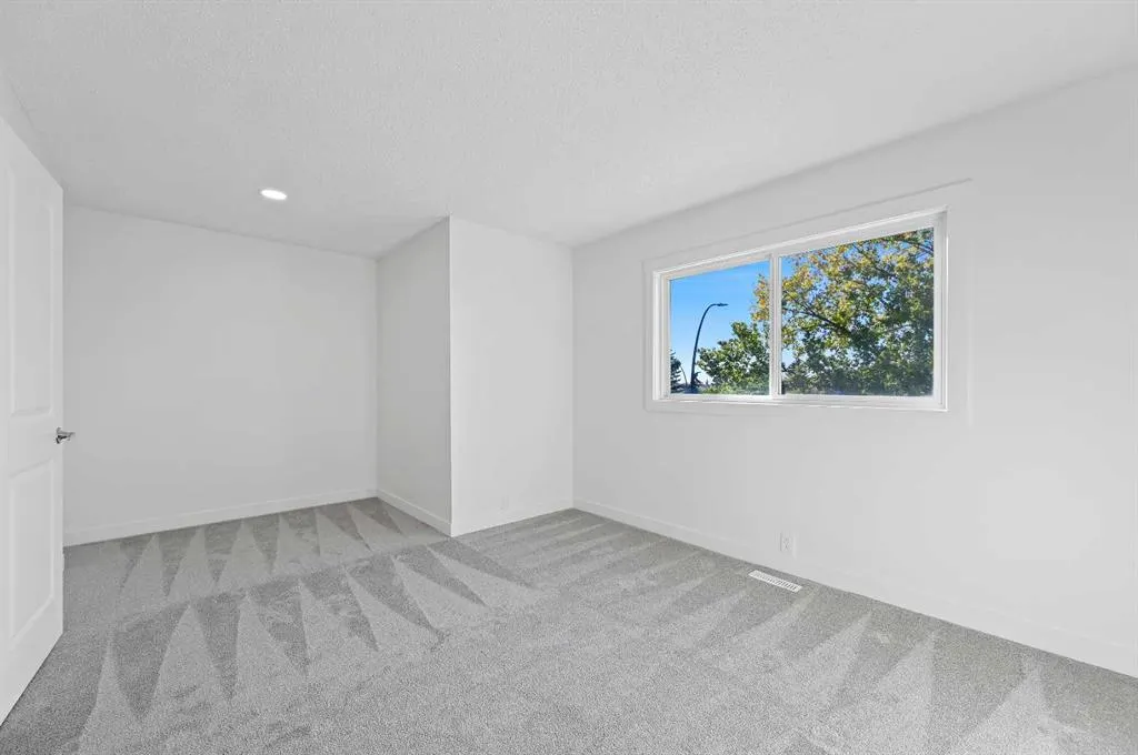 220 Erin Mount Crescent SE, #4