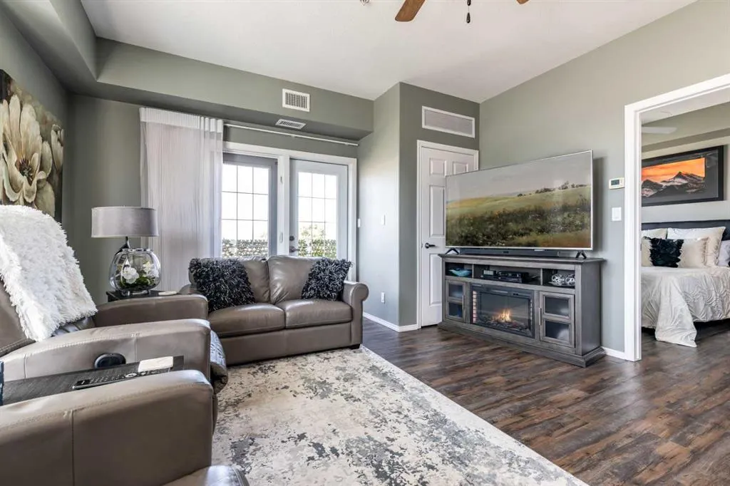105 Main Street S, #209