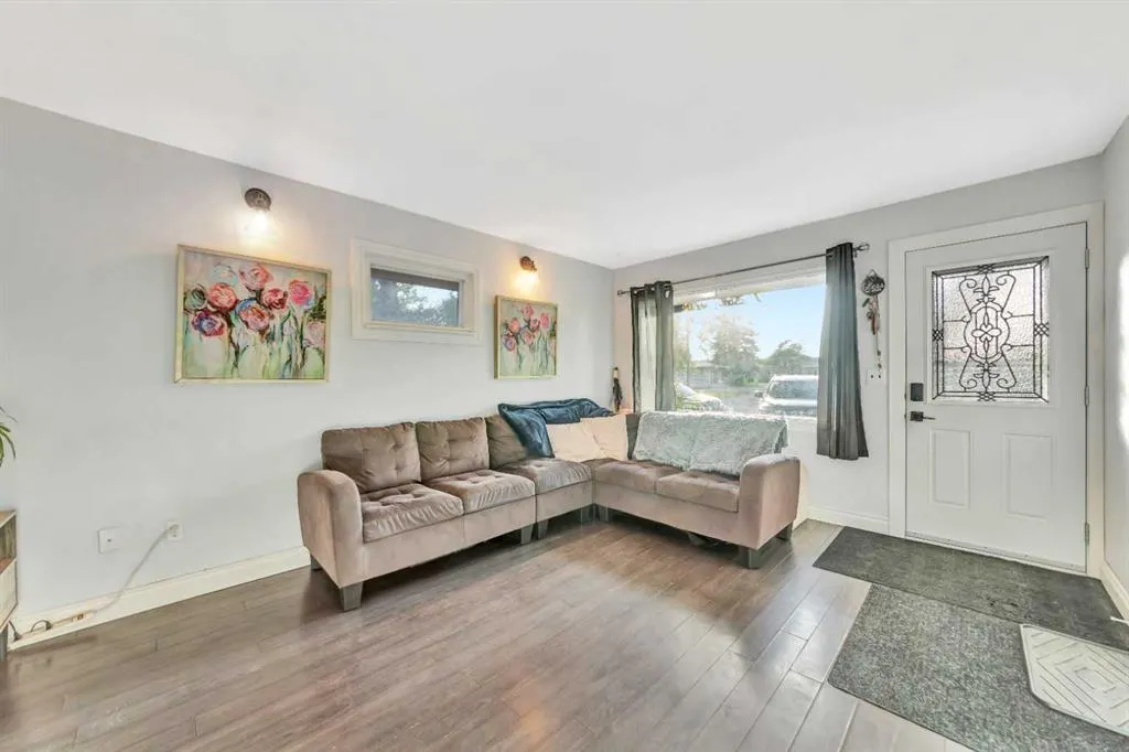 117 2 Street W