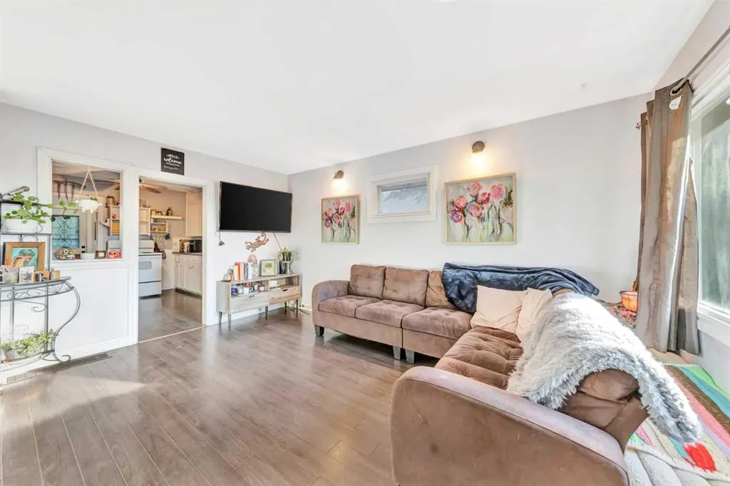 117 2 Street W