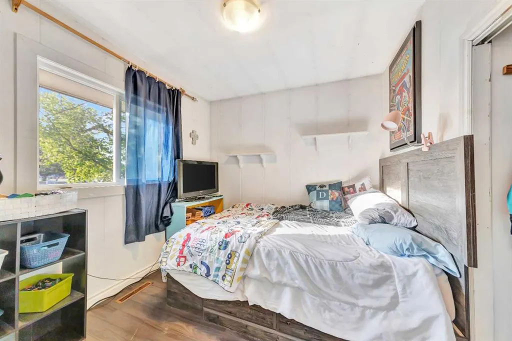 117 2 Street W