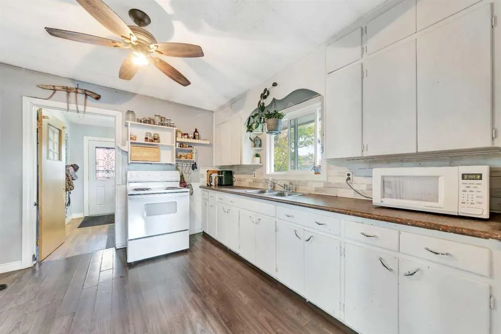 117 2 Street W