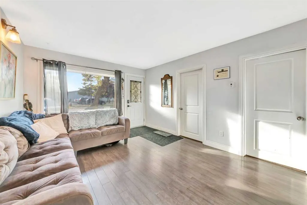 117 2 Street W