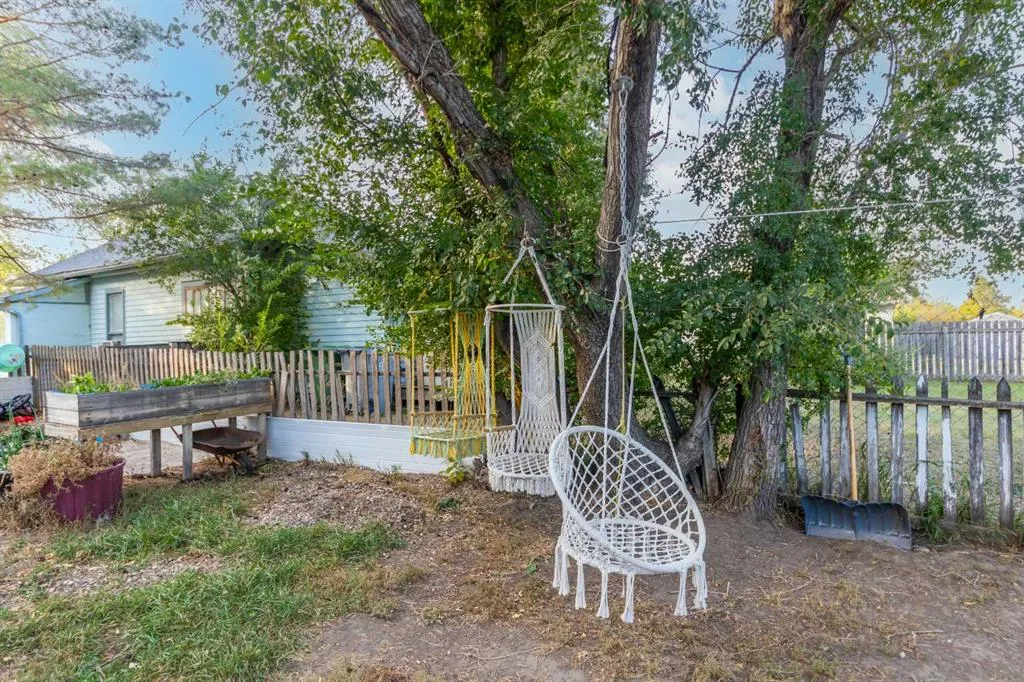 117 2 Street W