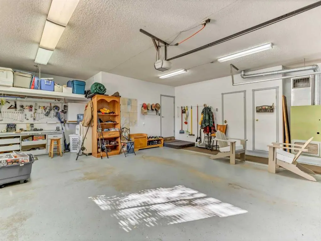 25 East Glen Crescent SE