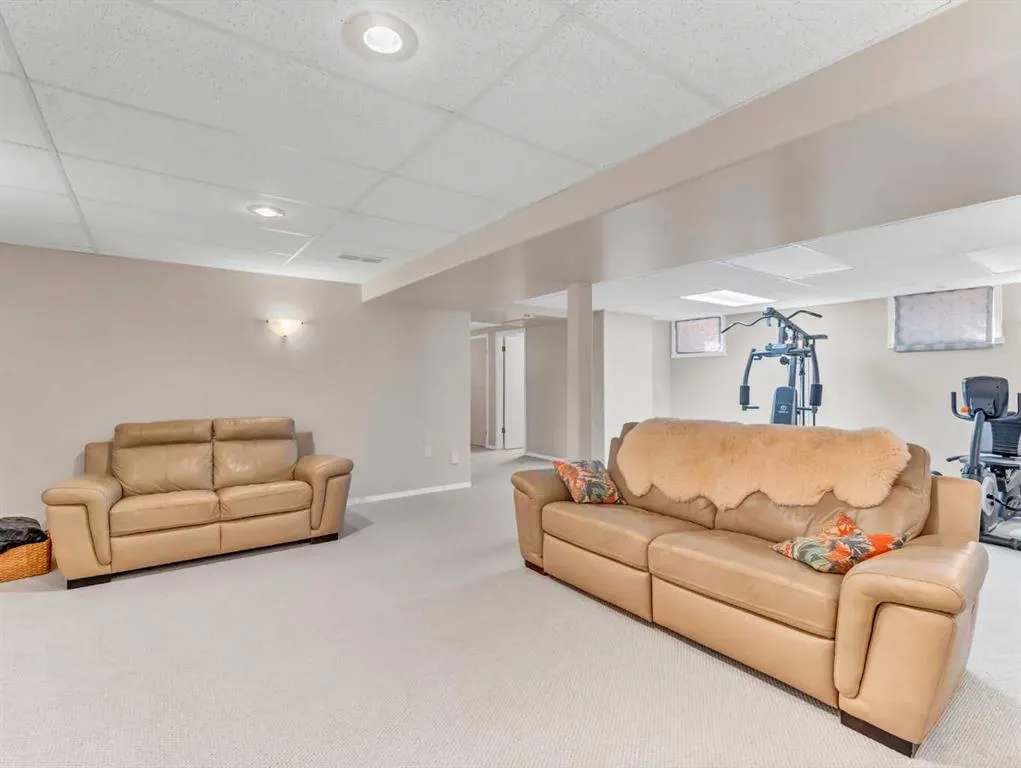 25 East Glen Crescent SE
