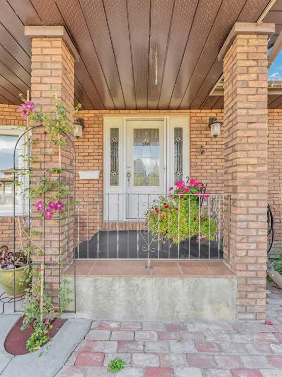 25 East Glen Crescent SE