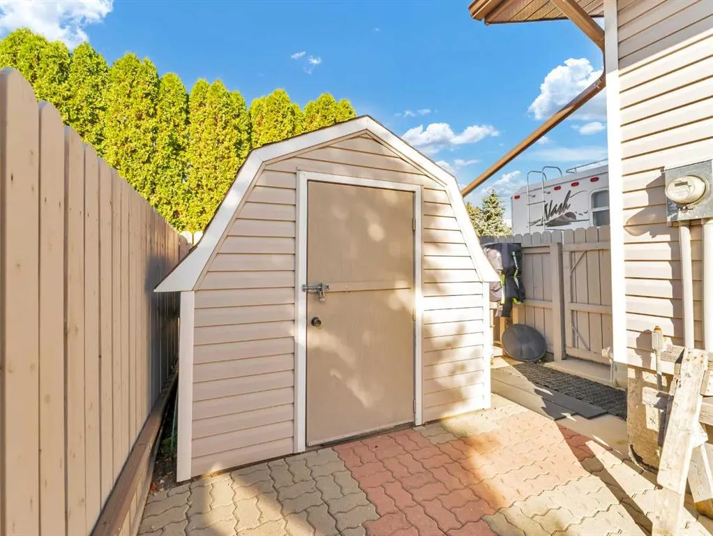 25 East Glen Crescent SE
