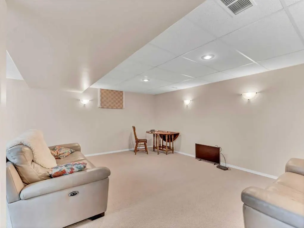 25 East Glen Crescent SE