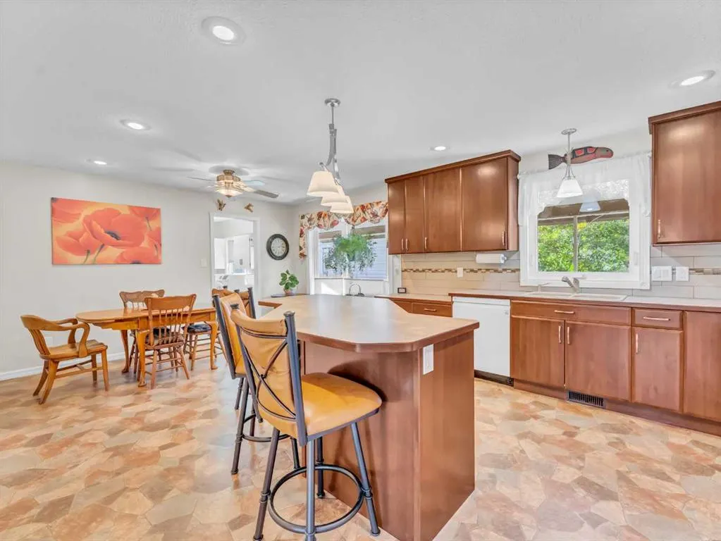 25 East Glen Crescent SE