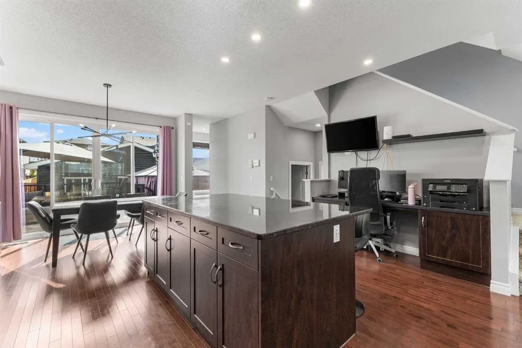 240 Evanspark Gardens NW