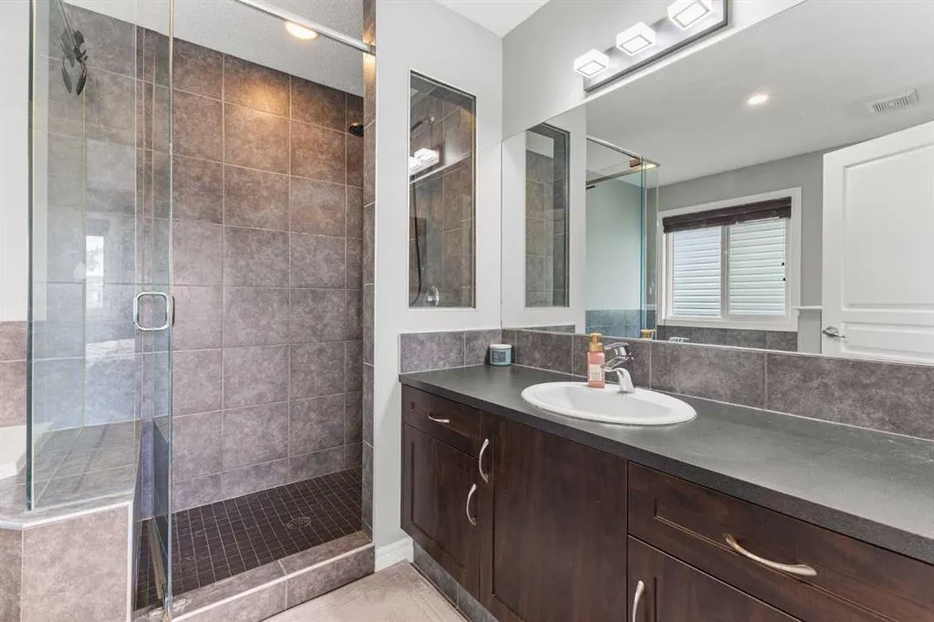 240 Evanspark Gardens NW