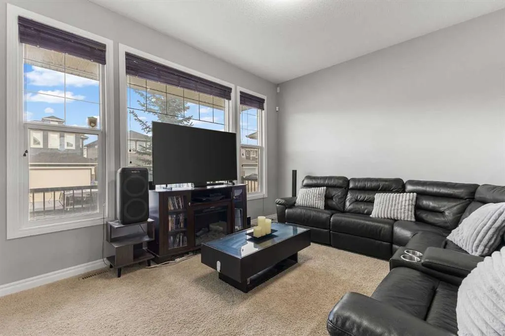 240 Evanspark Gardens NW