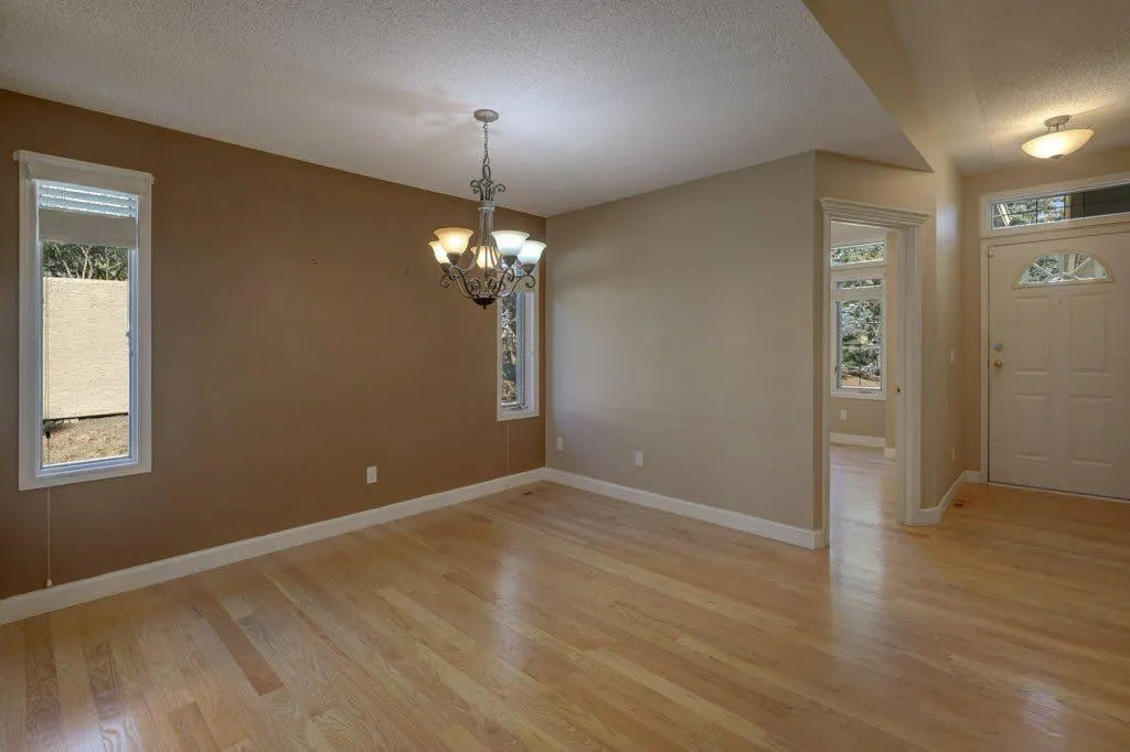 204 Silver Creek Mews NW