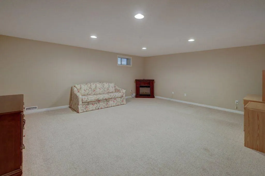 204 Silver Creek Mews NW