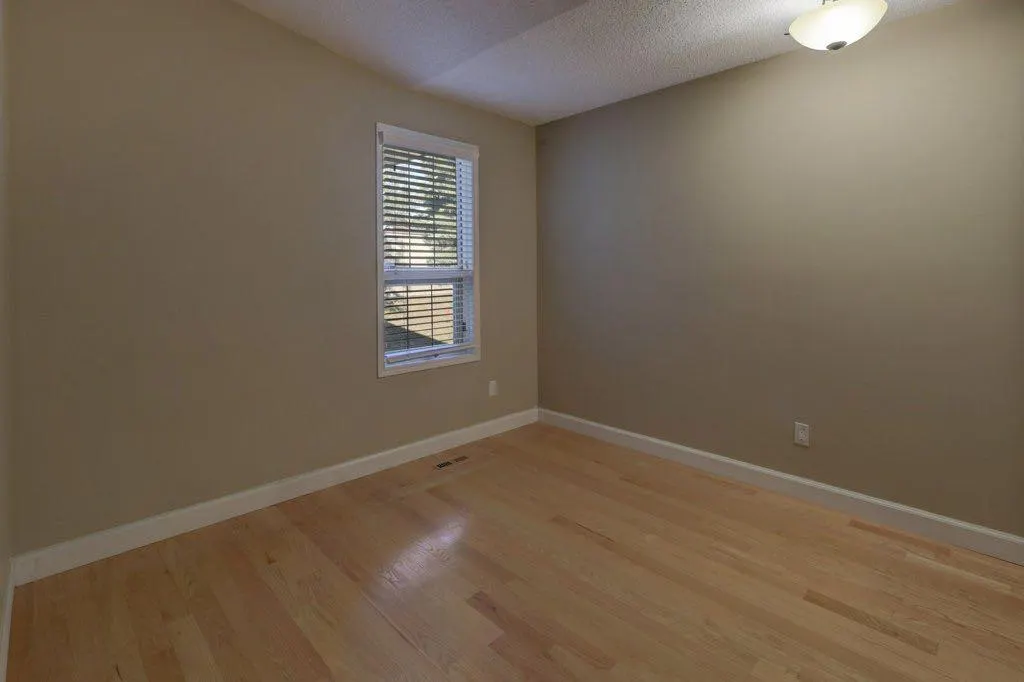 204 Silver Creek Mews NW