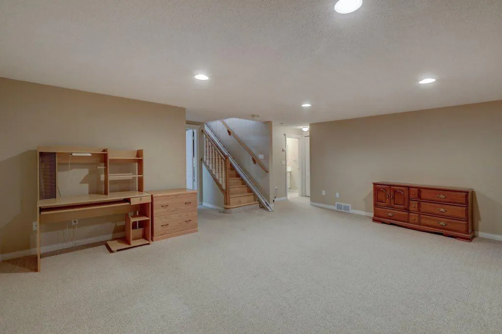 204 Silver Creek Mews NW