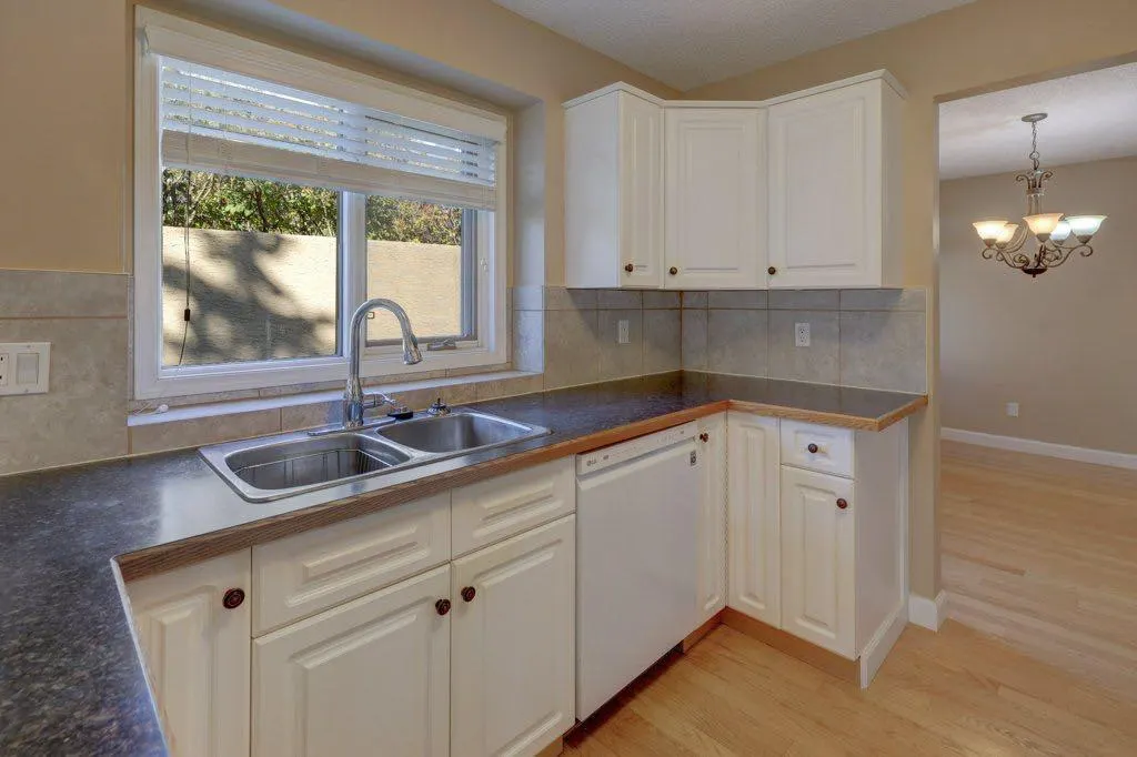 204 Silver Creek Mews NW