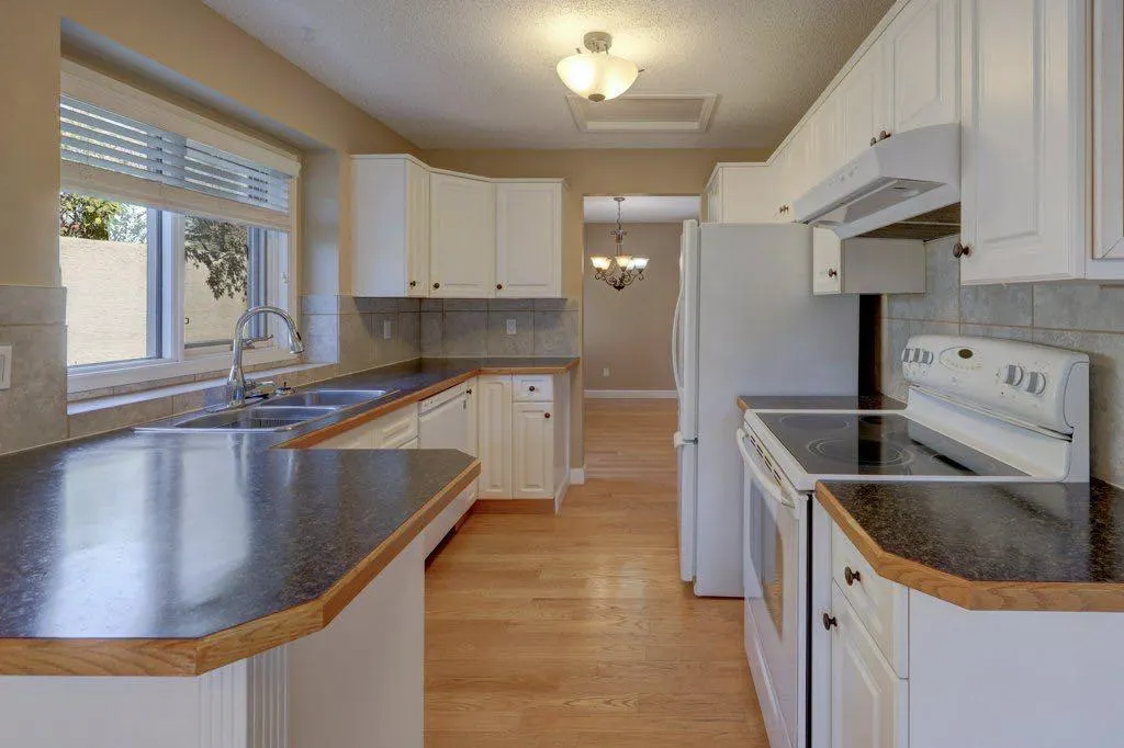 204 Silver Creek Mews NW
