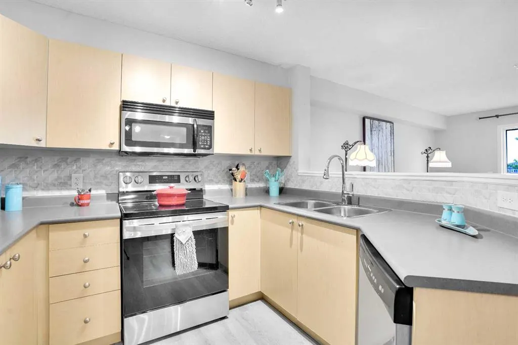 304 Mackenzie Way SW, #6211