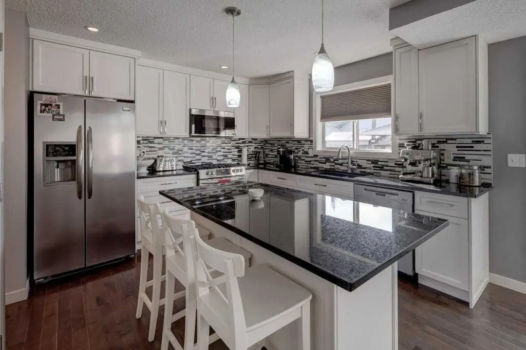 43 Canoe Square SW