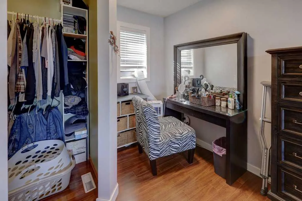 43 Canoe Square SW