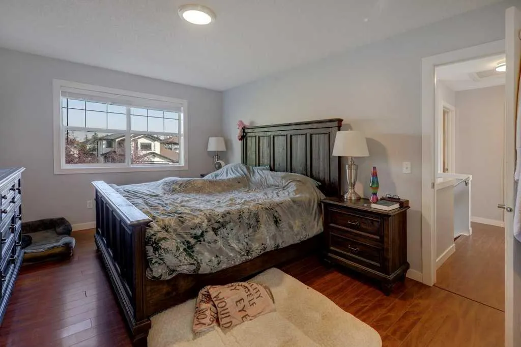 43 Canoe Square SW