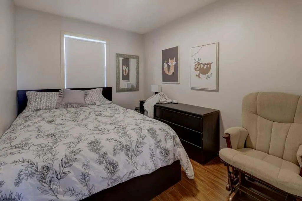 43 Canoe Square SW
