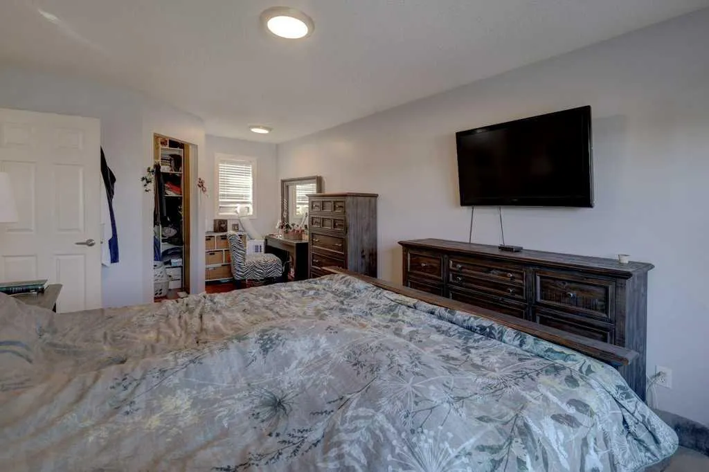 43 Canoe Square SW
