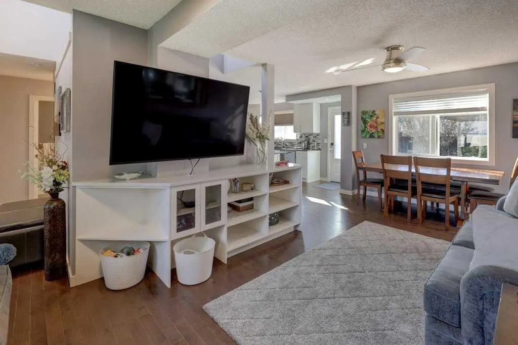 43 Canoe Square SW