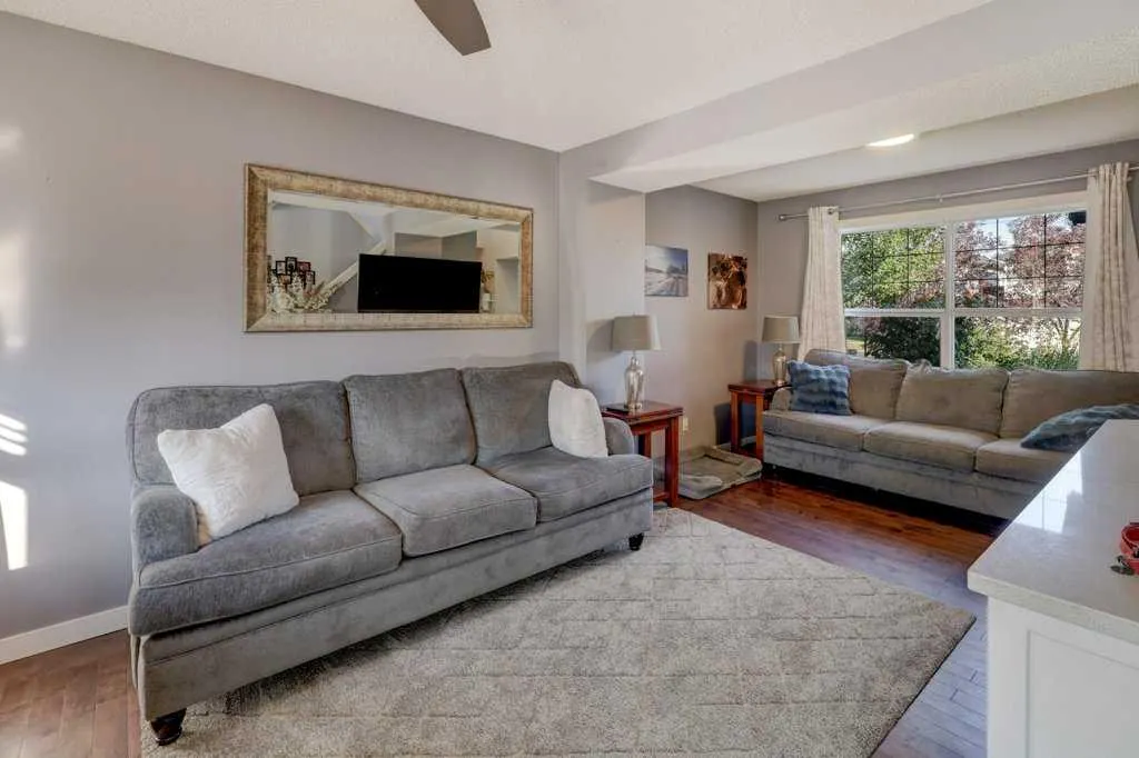 43 Canoe Square SW