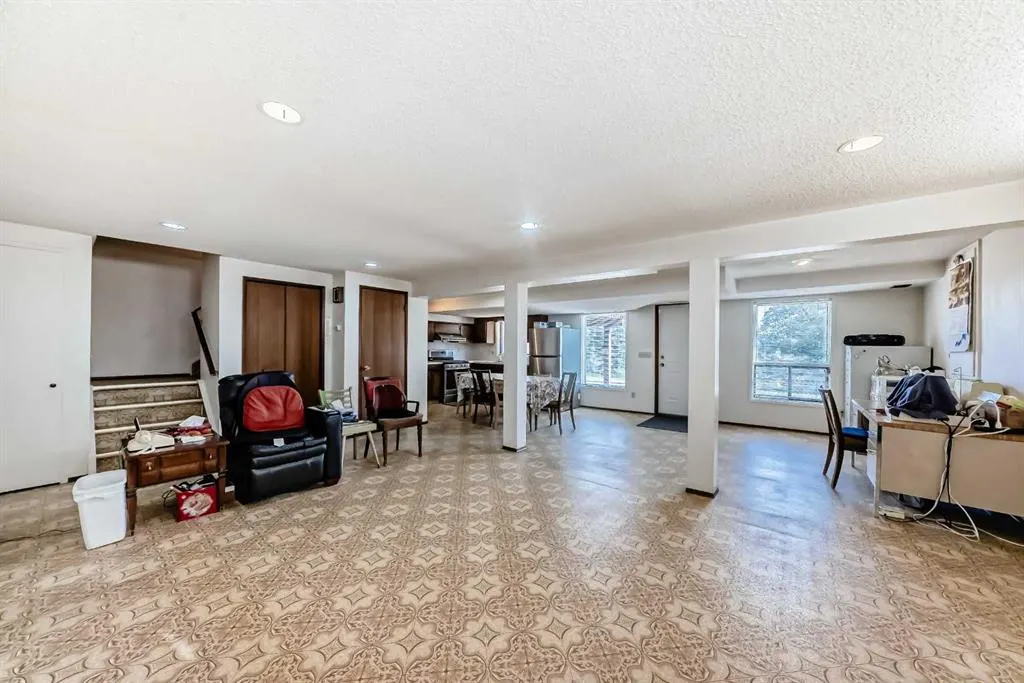16 Edgeland Bay NW