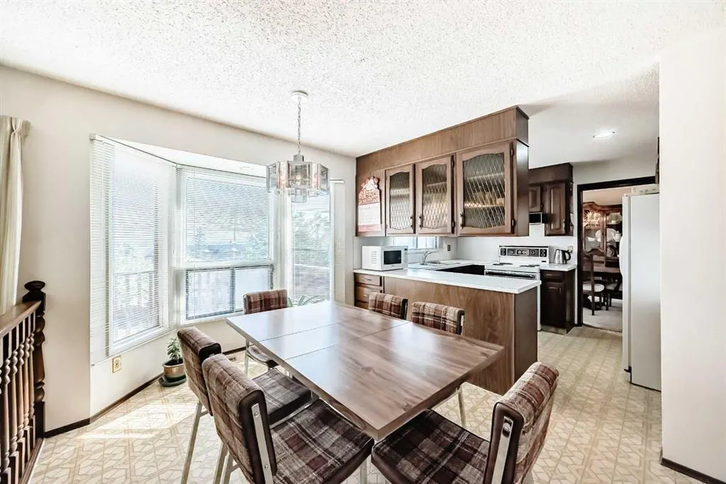 16 Edgeland Bay NW