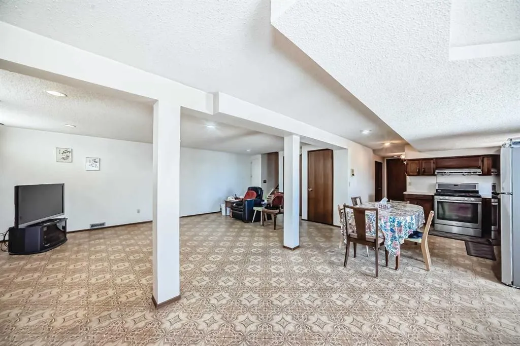 16 Edgeland Bay NW