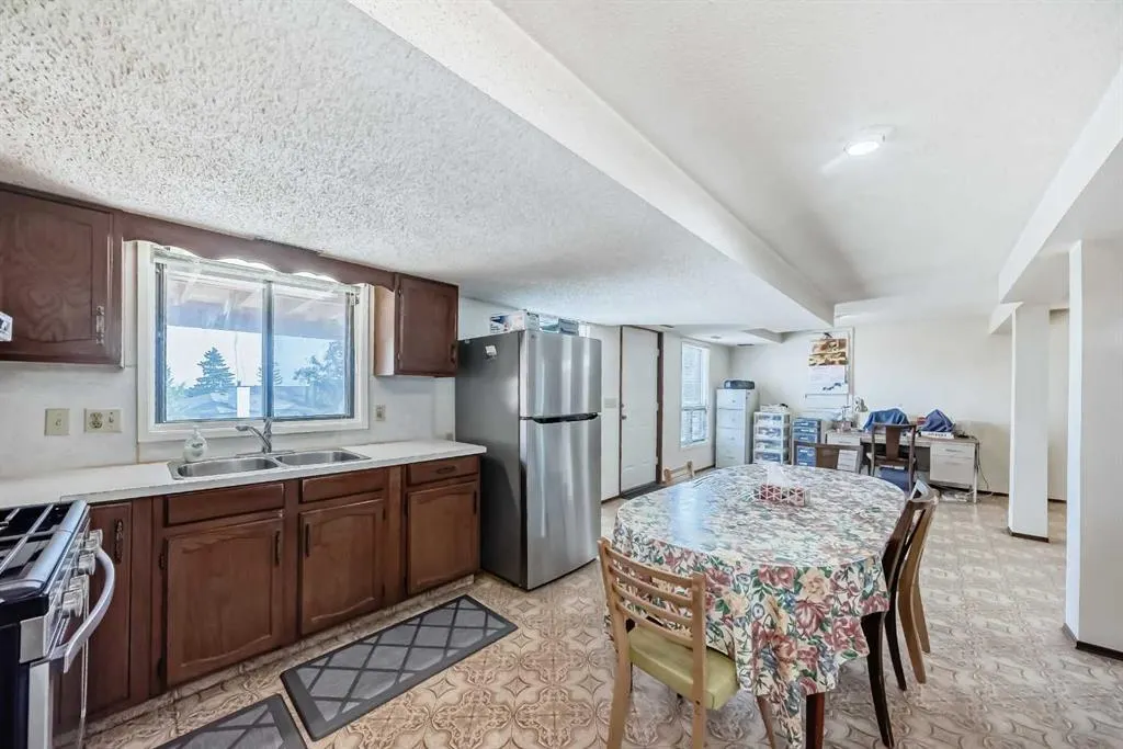 16 Edgeland Bay NW